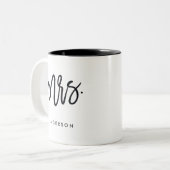 Mrs. Trendy Script Personalized Tweekleurige Koffiemok (Voorkant links)