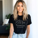 Mrs White Modern Script Custom Wedding Pas getrouw<br><div class="desc">Modern en casual chique witte kalligrafie script "Mrs" vrouwen bruiloft T T shirt beschikt over aangepaste tekst die kan worden gepersonaliseerd met de nieuwe getrouwde achternaam van de bruid en trouwdatum / datum vastgesteld. Perfect voor de nieuwe vrouw om te draag op de huwelijksreis en daarbuiten!</div>