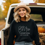 Mrs White Modern Script Custom Wedding Pas getrouw Trui<br><div class="desc">Modern en casual chique witte kalligrafie script "Mrs" vrouwen bruiloft sweatshirt beschikt over aangepaste tekst die kan worden gepersonaliseerd met de nieuwe getrouwde achternaam van de bruid en trouwdatum / datum vastgesteld. Perfect voor de nieuwe vrouw om te draag op de huwelijksreis en daarbuiten!</div>