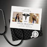 MSN Twee foto Verpleegkunde Wit Zwart Insignia<br><div class="desc">Deze professionele 5 "x 7" Master of Science in Nursing aankondigingen hebben een witte medische insigne (Caduceus Rod-of Asclepius) in het centrum met plaatsaanduidingen voor twee van uw favoriete foto's op een witte achtergrond met zwarte letters.</div>