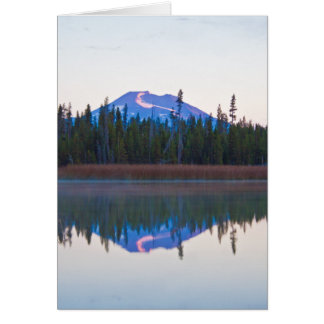 Mt Bachelor uit het Little Lava Lake, Oregon