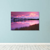 Mt. Denali bij zonsondergang vanuit Reflection Pon Canvas Afdruk (Insitu (Houten vloer))