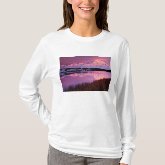 Mt. Denali bij zonsondergang vanuit Reflection Pon T-shirt (Voorkant)
