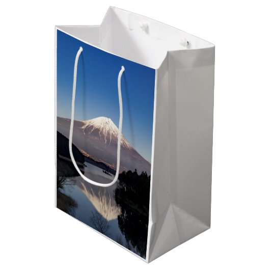 Mt Fuji Lake Reflection Medium Cadeauzakje (Voorkant Gekanteld)