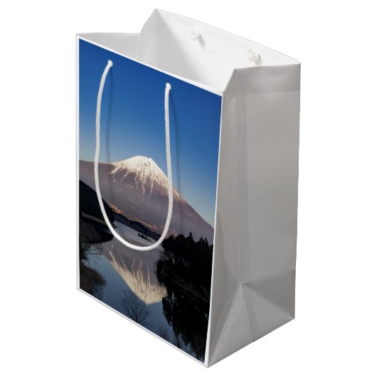 Mt Fuji Lake Reflection Medium Cadeauzakje (Achterkant Gekanteld)