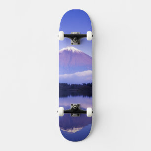 Mt. Fuji met lensvormige wolk, Motosu-meer, Skateboard