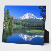 Mt. Lassen stijgt boven Manzanita Lake Fotoplaat (Zijkant)
