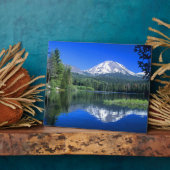 Mt. Lassen stijgt boven Manzanita Lake Fotoplaat (Zijkant)