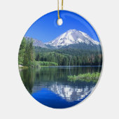 Mt. Lassen stijgt boven Manzanita Lake Keramisch Ornament (Links)