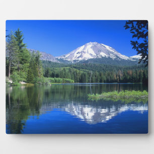 Mt. Lassen verrijst boven Manzanita Lake Fotoplaat