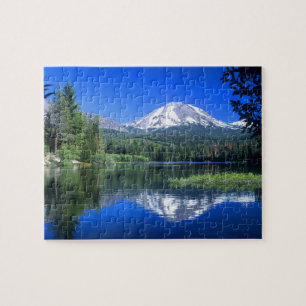 Mt. Lassen verrijst boven Manzanita Lake Legpuzzel
