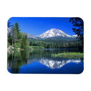 Mt. Lassen verrijst boven Manzanita Lake Magneet