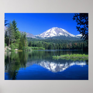 Mt. Lassen verrijst boven Manzanita Lake Poster
