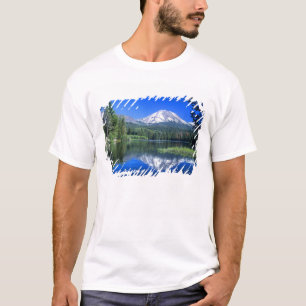 Mt. Lassen verrijst boven Manzanita Lake T-shirt