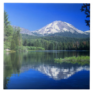 Mt. Lassen verrijst boven Manzanita Lake Tegeltje