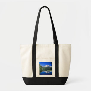Mt. Lassen verrijst boven Manzanita Lake Tote Bag