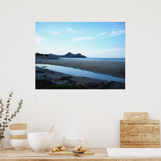 Mt Paku uit het strand van Pauanui Poster (Keuken)
