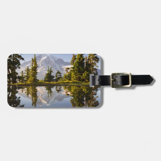 Mt. Rainier gereflecteerd in een tarn nabij Plumme Bagagelabel (Voorkant horizontaal)