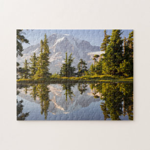 Mt. Rainier gereflecteerd in een tarn nabij Plumme Legpuzzel