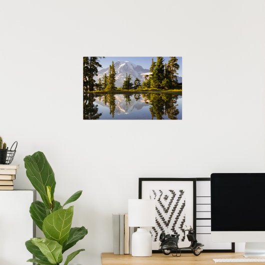 Mt. Rainier gereflecteerd in een tarn nabij Plumme Poster (Thuiskantoor)