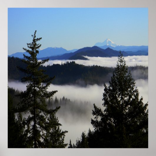 Mt. Shasta voorbij de mist... Poster (Voorkant)