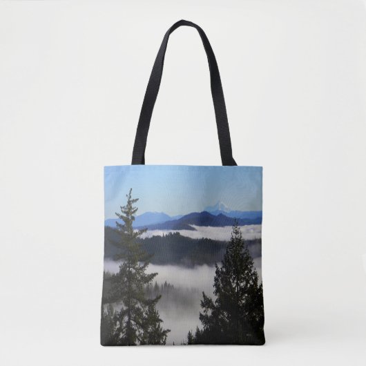 Mt. Shasta voorbij de mist.... Tote Bag (Voorkant)