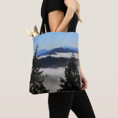 Mt. Shasta voorbij de mist.... Tote Bag (Dichtbij)