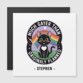 Much Gayer – Grappige Schattigee zwarte kat LGBTQ  (Voorkant / Achterkant)