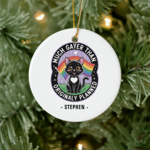 Much Gayer – Grappige Schattigee zwarte kat LGBTQ Keramisch Ornament