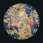 Mucha Art Nouveau: Vrouw met Daisy Magneet<br><div class="desc">Dit is een reproductie van de  textielprent "Woman with Daisy",  gemaakt door Art Nouveau-schilder,  illustrator en ontwerper Alphonse Mucha in 1898-1899.</div>