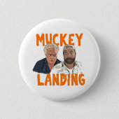 Muckey Landing Ronde Button 5,7 Cm (Voorkant)