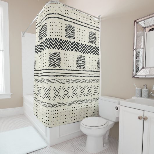 Mud Cloth Geometric Stripe in Black en Cream Douchegordijn (In situ)