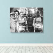 Muddy staat tegenover Tour de France 1928 na etapp Canvas Afdruk (Insitu (Houten vloer))