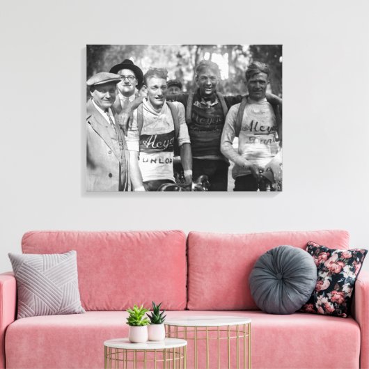 Muddy staat tegenover Tour de France 1928 na etapp Canvas Afdruk (Insitu (Woonkamer))