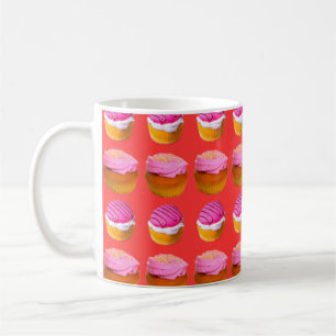 Muffins, cupcakes met witte en roze crème op één o koffiemok