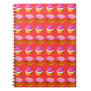 Muffins, cupcakes met witte en roze room op een r notitieboek