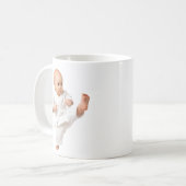 Mug baby karatéka in zijn witte kimono. koffiemok (Voorkant links)