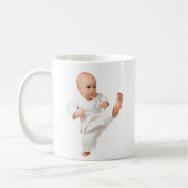 Mug baby karatéka in zijn witte kimono. koffiemok (Links)
