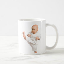 Mug baby karatéka in zijn witte kimono.