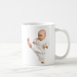 Mug baby karatéka in zijn witte kimono. koffiemok