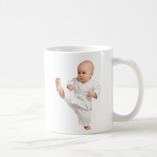 Mug baby karatéka in zijn witte kimono. koffiemok (Rechts)