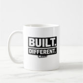 MUG - BUILT DIFFERENT KOFFIEMOK (Links)