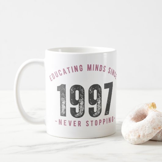 Mug - 'Educating Minds Since 1997 Never Stopping' Koffiemok (Met donut)