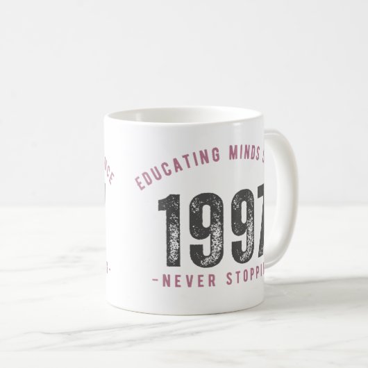 Mug - 'Educating Minds Since 1997 Never Stopping' Koffiemok (Voorkant rechts)