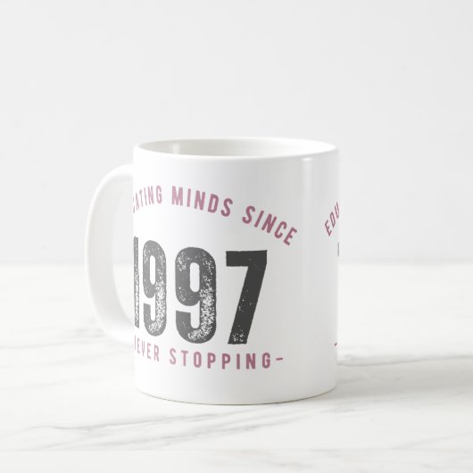 Mug - 'Educating Minds Since 1997 Never Stopping' Koffiemok (Voorkant links)