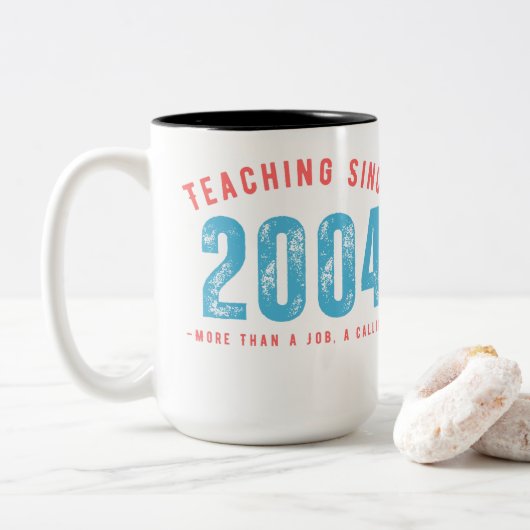 Mug for teacher | Teaching since 2004 Tweekleurige Koffiemok (Met donut)