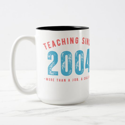 Mug for teacher | Teaching since 2004 Tweekleurige Koffiemok (Links)