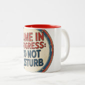MUG "GAME IN ROGRESS - DO NOT DISTURB". TWEEKLEURIGE KOFFIEMOK (Voorkant rechts)