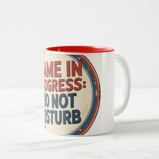 MUG "GAME IN ROGRESS - DO NOT DISTURB". TWEEKLEURIGE KOFFIEMOK (Voorkant rechts)