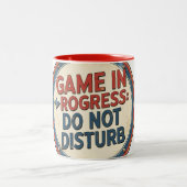 MUG "GAME IN ROGRESS - DO NOT DISTURB". TWEEKLEURIGE KOFFIEMOK (Center)
